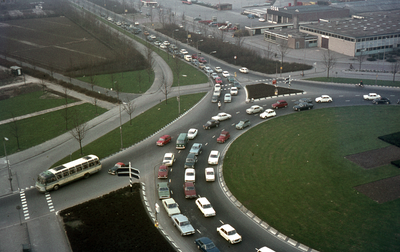804520 Afbeelding van verkeersdrukte op het Europaplein te Utrecht.